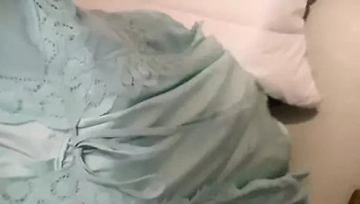 Moi je marche habille d'une chemise de nuit en satin