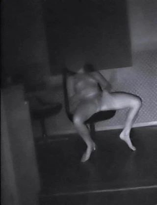 Poker kaybı karanlıkta striptiz yapmaya yol açar