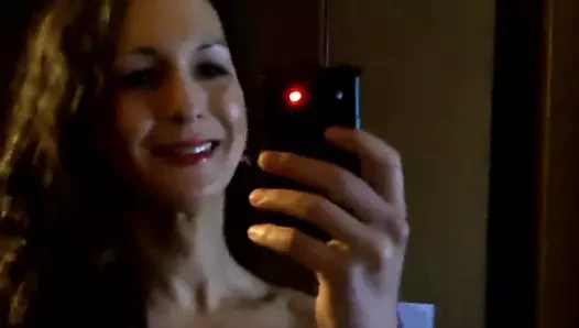 Kırmızı elbise aynası ve içinde yapay penis