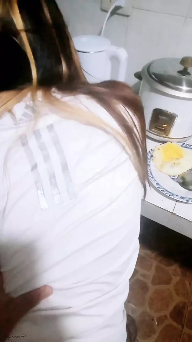 Magandang Pinay Kinantot habang Nagluluto ng Almusal