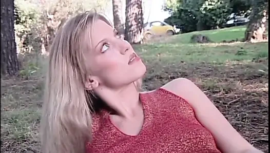 Güzel orta yaşlı seksi kadın ile açık havada sikişiyor ve ağzına büyük bir yarakla boşalıyor