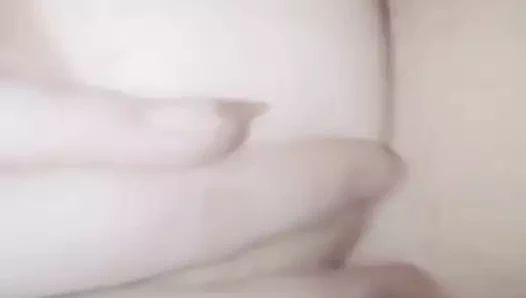 Lahore karısı göğüslerini sıkıyor