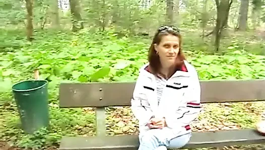 Kız halka açık şehir parkında ve arabada amını gösteriyor, halka açık ormanda işiyor ve kıyafetlerini değiştiriyor