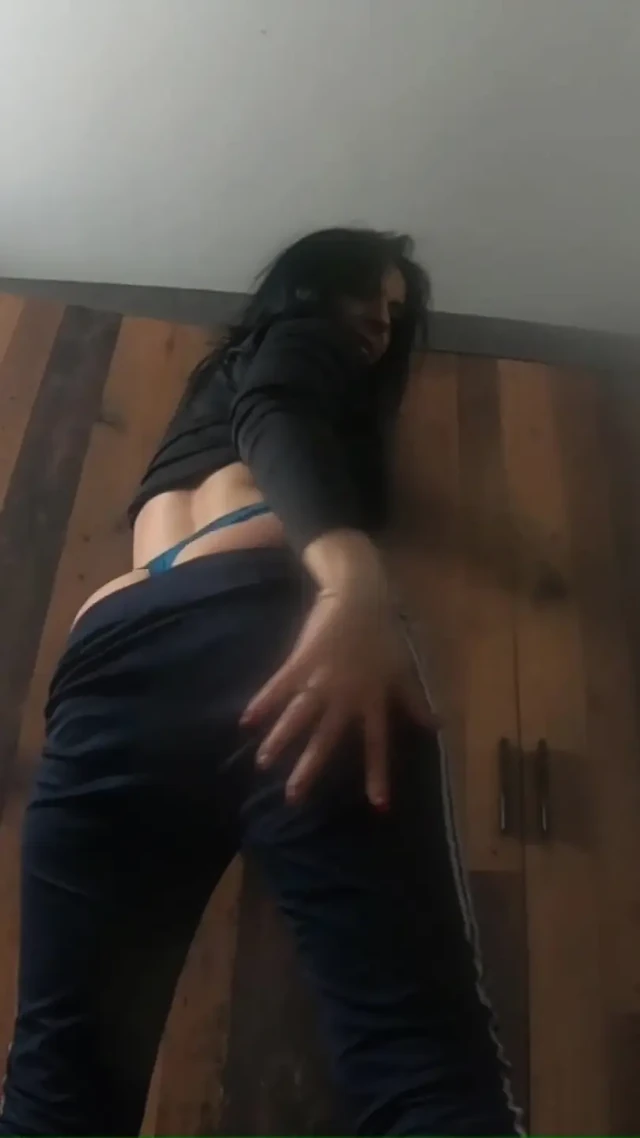 Egzersiz kıyafetleri çiş fetişi ile deniyor