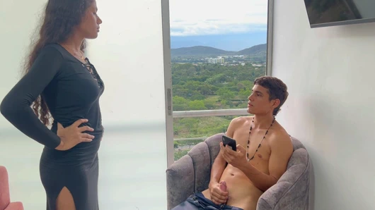 Büyük götlü üvey kız kardeşim beni porno izlerken yakaladı ve onu birlikte porno izlemeye davet ettim ve sert sikişene kadar çok azgın bitirdik