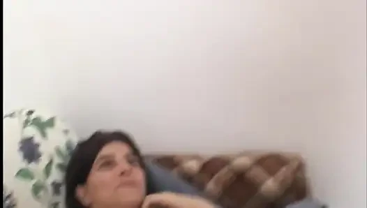 Tıknaz amatör esmer iki yarakla meşgul