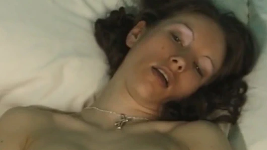 Minik yarağı çok başarılı olmadan sıkı amına sokmaya çalışıyor