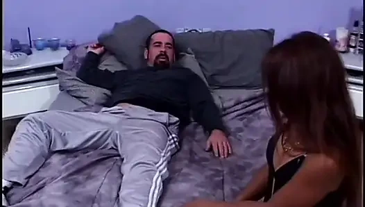 Beyaz adam Asyalı fahişenin gırtlağına kadar sakso çekiyor