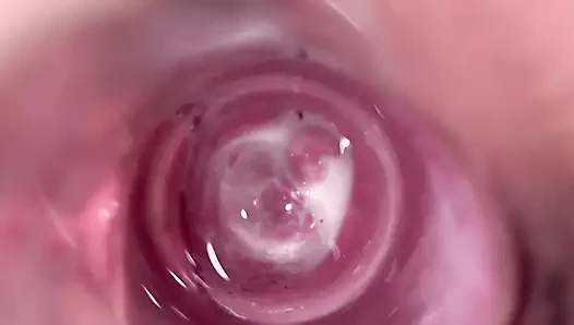 Arkadaşın karısı onun sıkı kremsi vajinasının derinliklerinde ne olduğunu gösteriyor