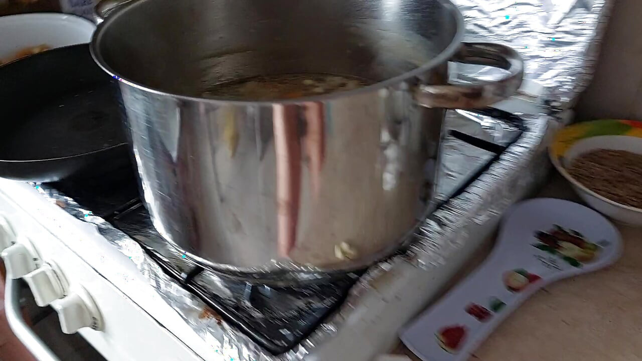 An amateur mom prepares breakfast. Hairy Latina, big, big ass.