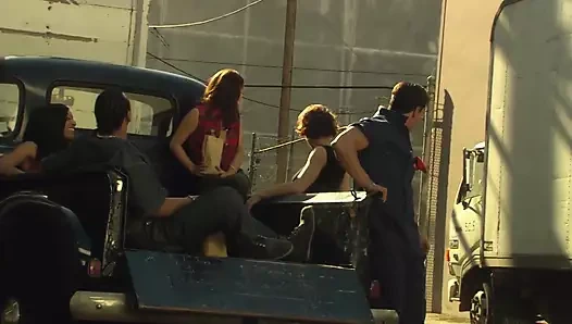 Uzun saçlı sarışın yakın çekimde sert sikişiyor