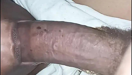 Gırtlağını göğüsleri dışarı çıkararak dolduruyor!