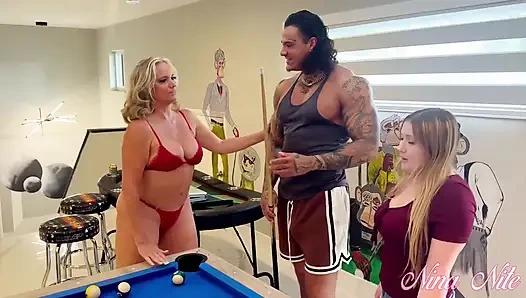 Nina üvey kızı ve erkek arkadaşıyla eğleniyor