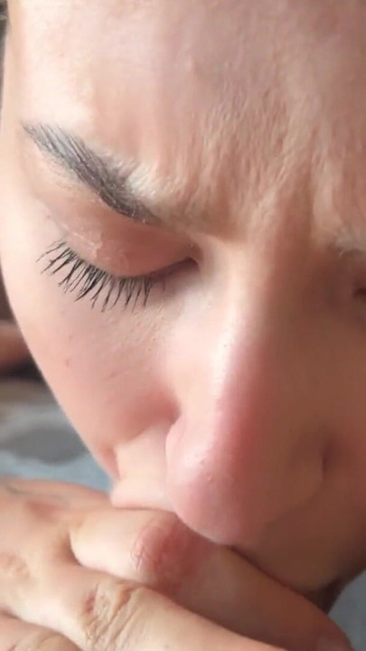 Pornosna mastürbasyon yaparken üvey kız kardeş tarafından yakalandı - ateşli seks takip ediyor | Klip 1