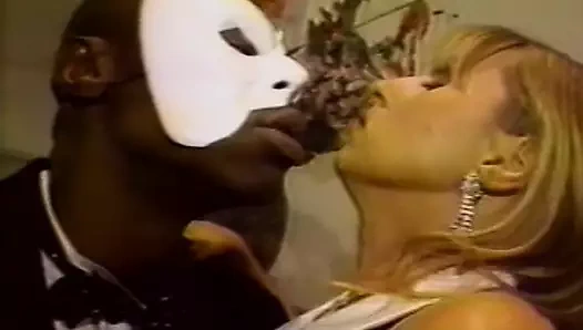 Beyaz bayan ir maskeli büyük zenci yarağı sevgilisi tarafından sikiliyor