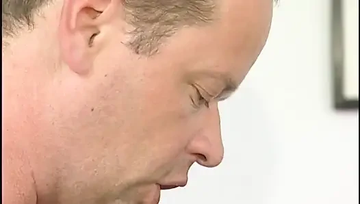 Sarışın kız büyük bir yarak emiyor ve sonra sert sikiş için eğiliyor