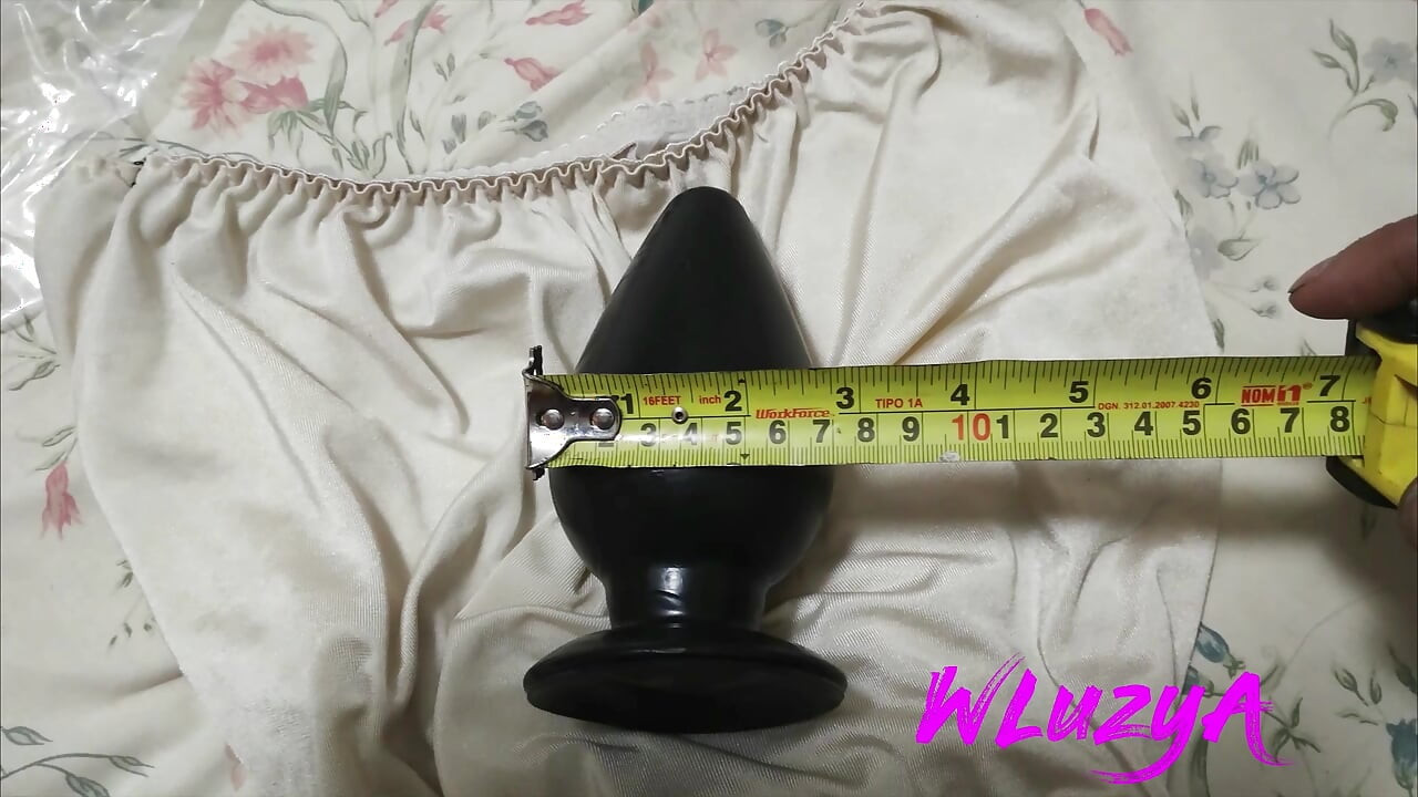 Orgazm olana kadar klitorisimi ovuyorken amım büyük bir dildo alıyor