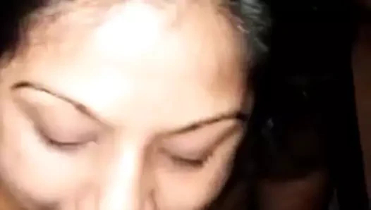 Hintli hatun iri güzel kadını emiyor