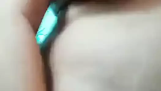 Olgun Asyalı göğüslerini gösteriyor