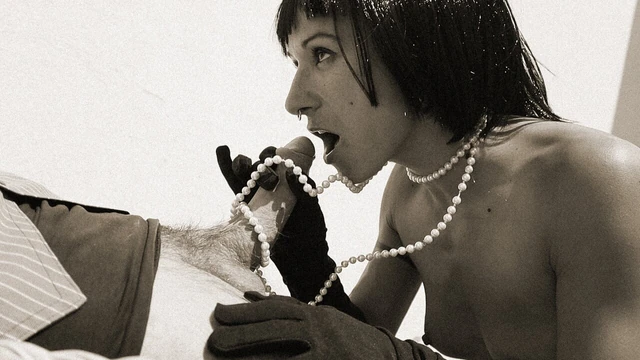 Yaramaz gazete kovalaması. Siyah ve beyaz ateşli komik seks videosu