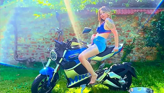 Motosikletli amcık ıslak azdırıyor ve orgazm oluyor