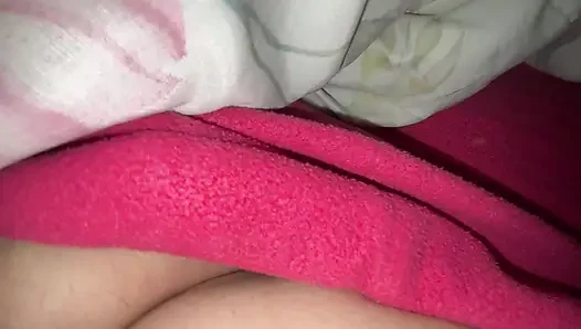 Güzel düzgün vücutlu latin - pijamalı yalnız gece mastürbasyonu