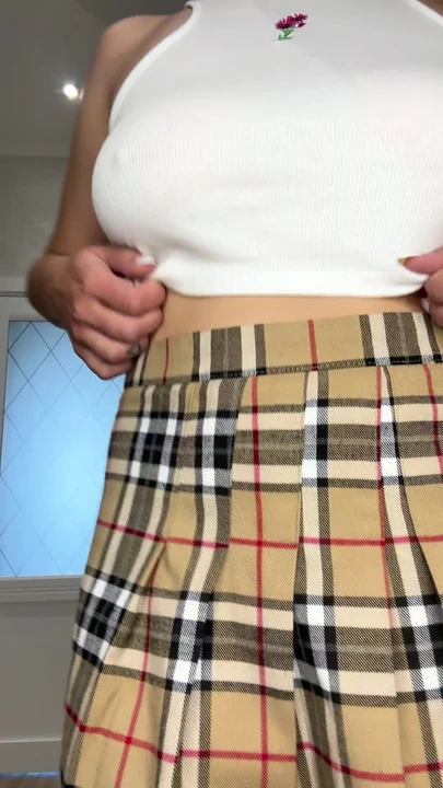 Мамочка-учительница показывает сиськи студентки в видео от первого лица