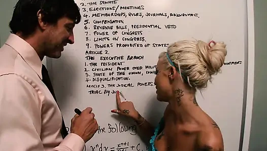 Doktor Delta White'ın büyük göğüslerini görmek istiyor