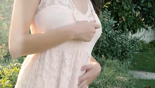 Madi Meadows parmakla amını sikerken meme uçlarını sertçe sıkıyor