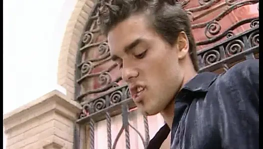 Siyah çizmeli çarpıcı esmer azgın sert yarakla sert sikiliyor