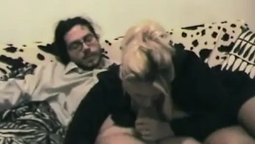 Tombul sarışın yeni yıl kutlaması