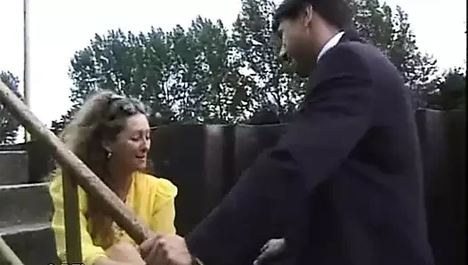 Yarağa binmeyi ve arkadan sikilmeyi seviyor