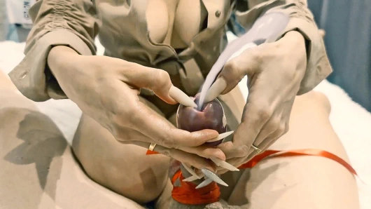 Orta yaşlı seksi kadın daha kolay boşalması için üvey oğlunun üretrasını genişletiyor.