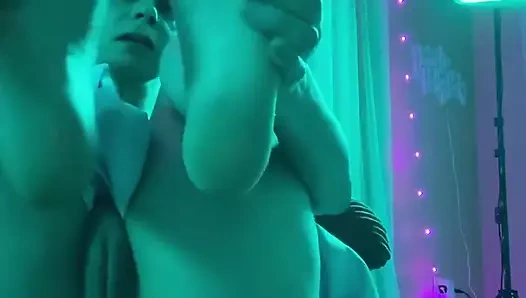 Tabanlarımı gösterirken seni aşağılıyorum