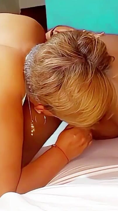 Olgun üvey anne göt emiyor ve yarak ve taşak emiyor | Klip 1