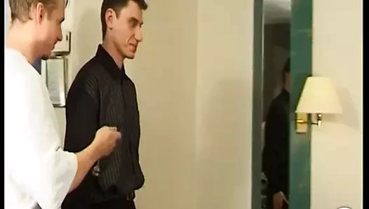 Dolly altın için iki adam, açgözlü bir sarışın