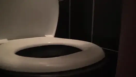 Kate burlándose de ti desnudarse y lamer el baño