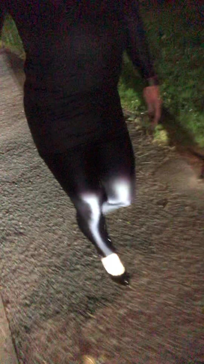 Araba farlarında Lycra, onu seviyordu.