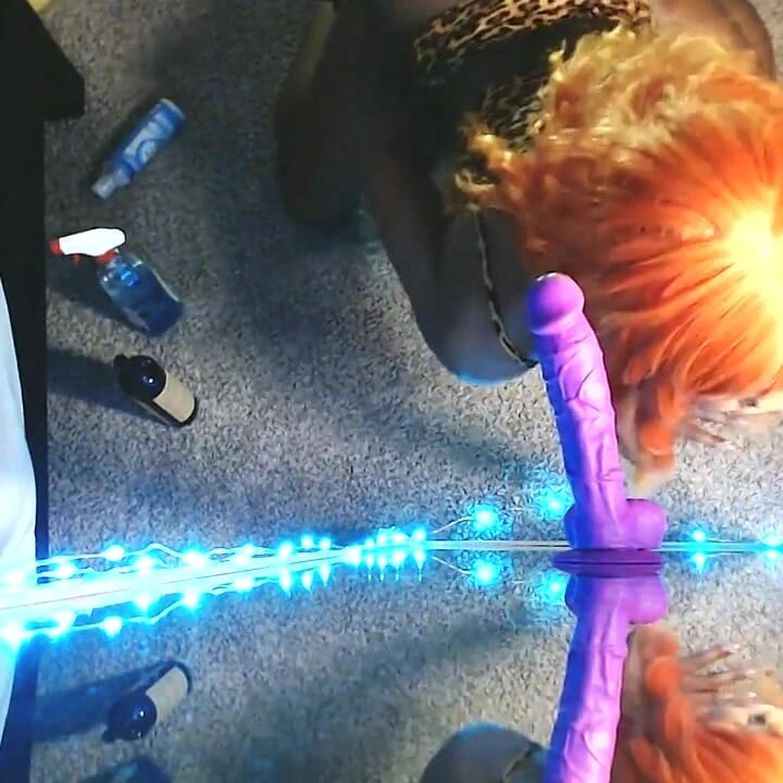 Bakış açısı: Arkadaşlarımla eğlenceli bir gece geçirdikten sonra, seni kaçırmaktan kendimi alıkoymak için içeri giriyorum erkek arkadaşım sakso çekiyor.