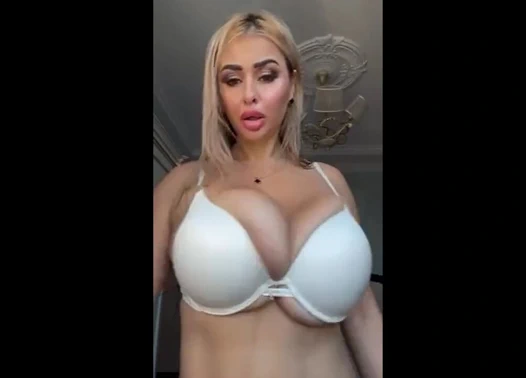 Çok ağır büyük doğal sarkık memeler oval sert meme uçları