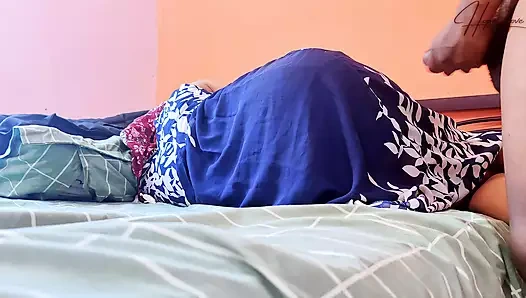 Seksi götlü ateşli teyze başka bir adamı seks için davet ediyor.