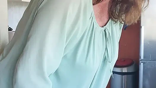 Sigara içerken dildomun tadını çıkarıyorum