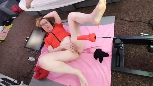 Seksi orta yaşlı seksi kadın Lisa için sikiş makinesinde anal dildo eğlencesi