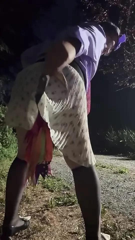 Küçük bol etekli hızlı bir kıyafetle bir gece dışarıda