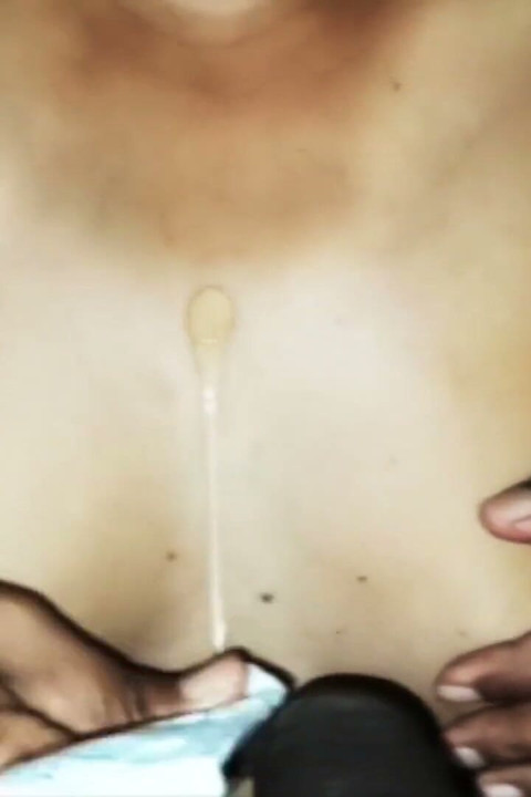 Olgun orta yaşlı seksi kadın inliyor ve bolca döl edepsizce konuşan göğüslere masaj yapıyor ve yarağı sağıyor