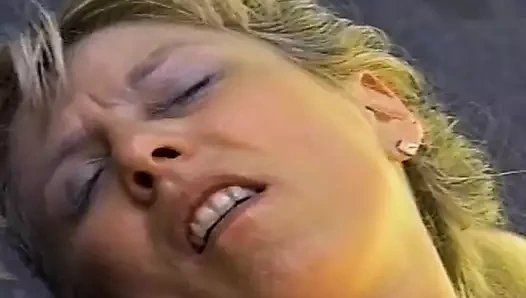 Bir grup yaşlı ve azgın bayan bazı korunmasız adamla sikişiyor