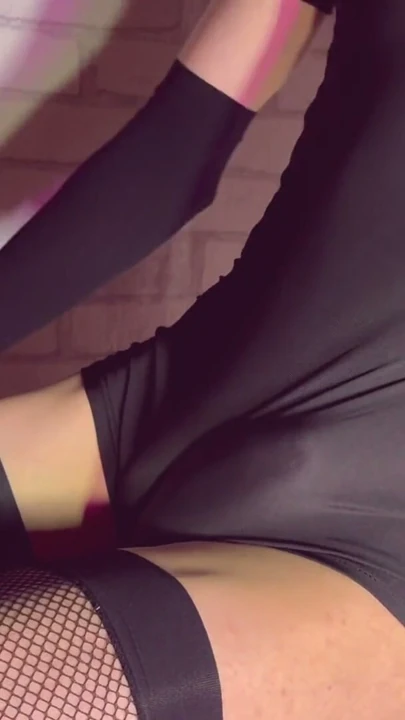 Sıkı Tulum Elbise İçindeki Sportif Femboy Kocaman Sikini Okşuyor, Sıkı Poposuna Şaplak Atıyor, 31 Çekip Boşalıyor | Bölüm 1