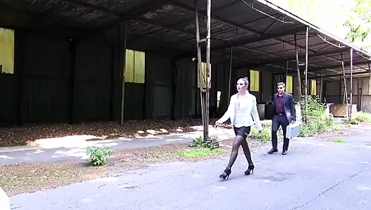 Üvey kız kardeş odaya giriyor ve sikişmek istiyor