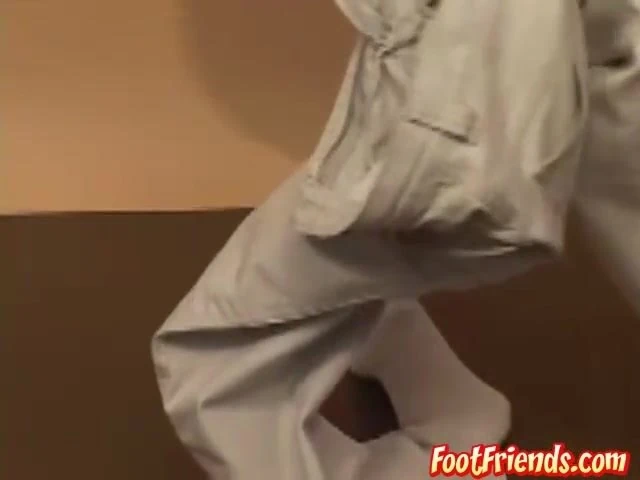 Six pack sporcu seksi ayaklarını gösterir ve onun horoz cum yapar