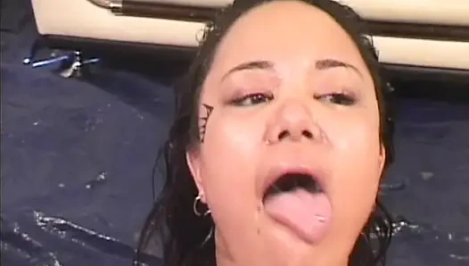 Edepsiz Fransız lezbiyen fahişe büyük bir altın duş alıyor